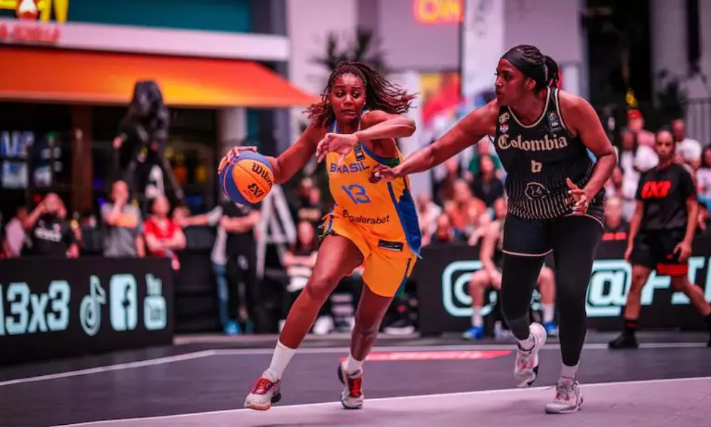 Jogadora do Brasil conduz a bola contra a Colômbia em jogo da Americup 3x3