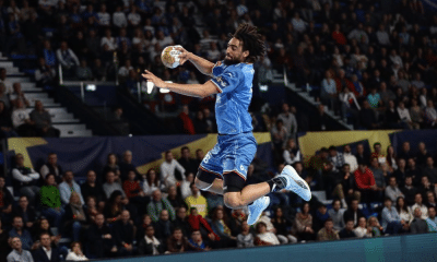 Bryan Monte salta para fazer um arremesso no jogo entre Montpellier e GOG na Champions League de handebol masculino