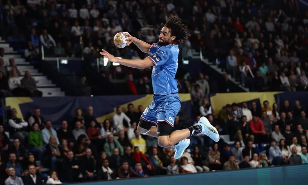 Bryan Monte salta para fazer um arremesso no jogo entre Montpellier e GOG na Champions League de handebol masculino
