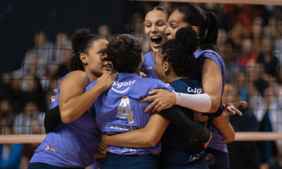 Jogadoras do Barueri comemoram ponto contra o Bluvôlei em jogo da Superliga Feminina de vôlei