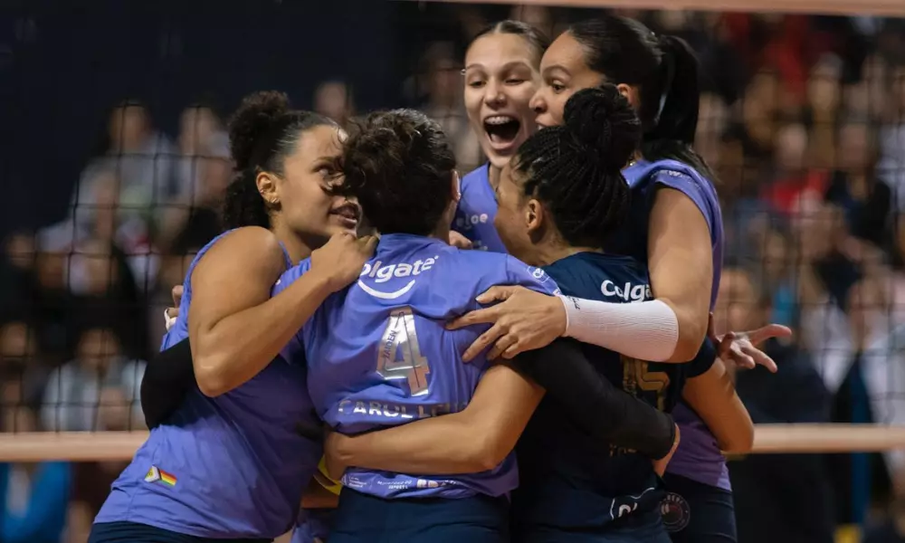 Jogadoras do Barueri comemoram ponto contra o Bluvôlei em jogo da Superliga Feminina de vôlei