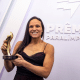 Carol Santiago posa para foto com troféu do Prêmio Paralímpicos