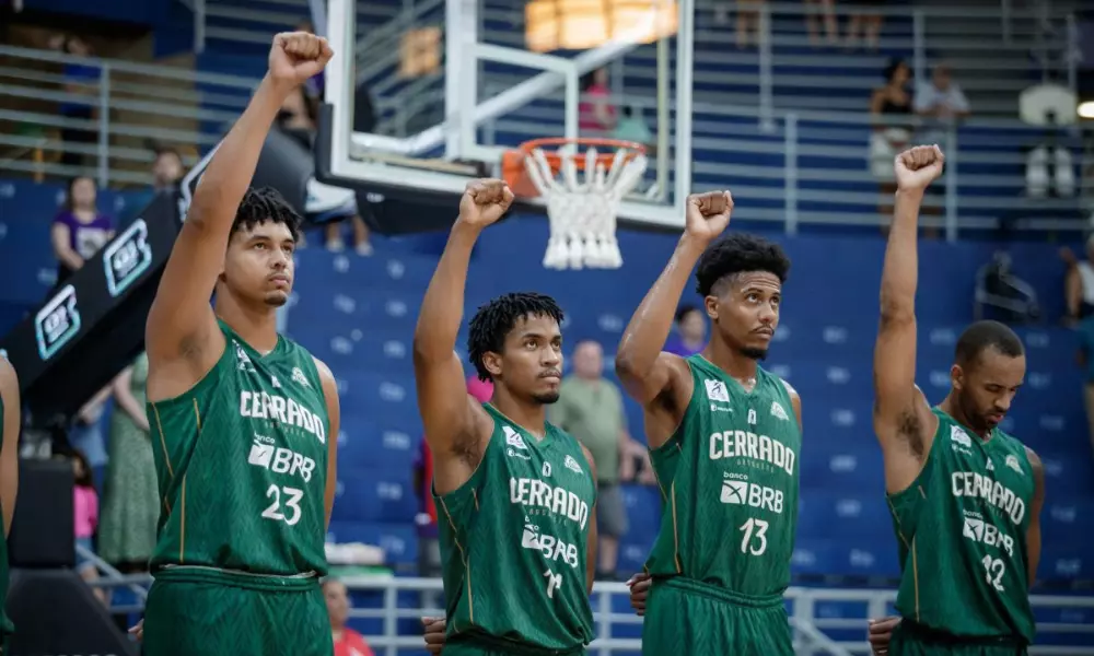 Jogadores do Cerrado Basquete erguem os punhos antes de jogo no NBB