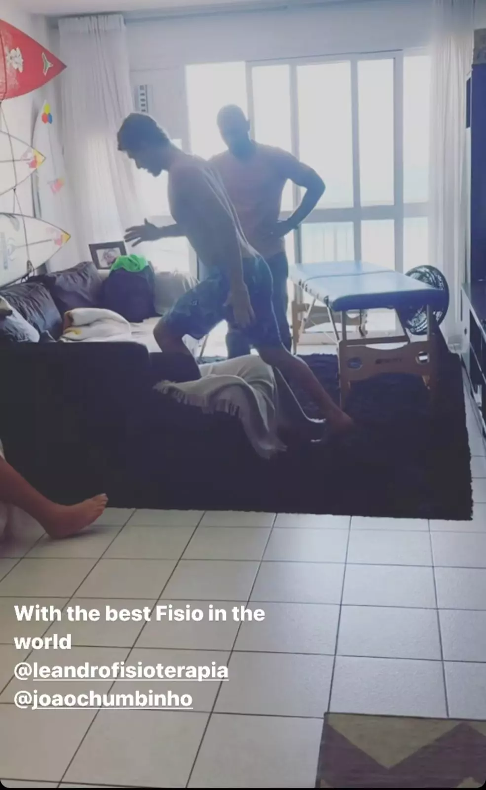 João Chianca, o Chumbinho, em fisioterapia na sala