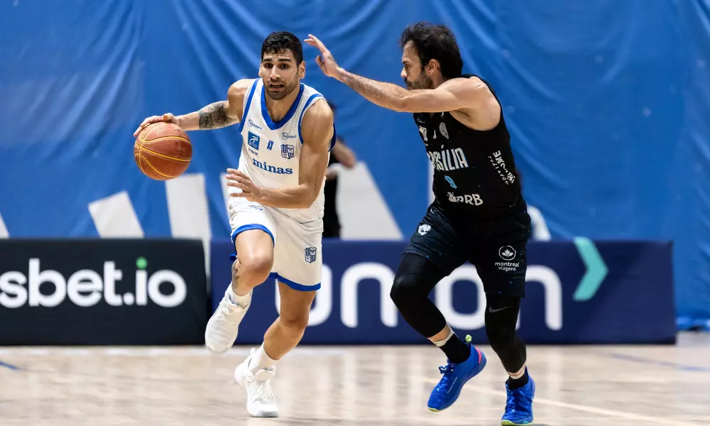 Chuzito, do Minas, conduz a bola no jogo contra Brasília no NBB. Equipe classificou para a Copa Super 8
