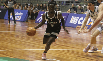 Clark, do Corinthians, conduz a bola no jogo contra o Caxias do Sul no NBB