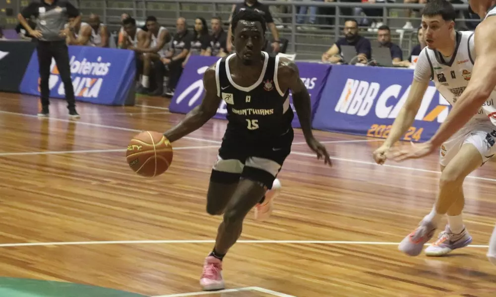 Clark, do Corinthians, conduz a bola no jogo contra o Caxias do Sul no NBB