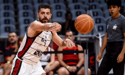 Franco Balbi, do Flamengo, faz passe em jogo do NBB