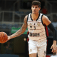 Gabriel Jaú, do Flamengo, conduz a bola no jogo contra o São Paulo no NBB