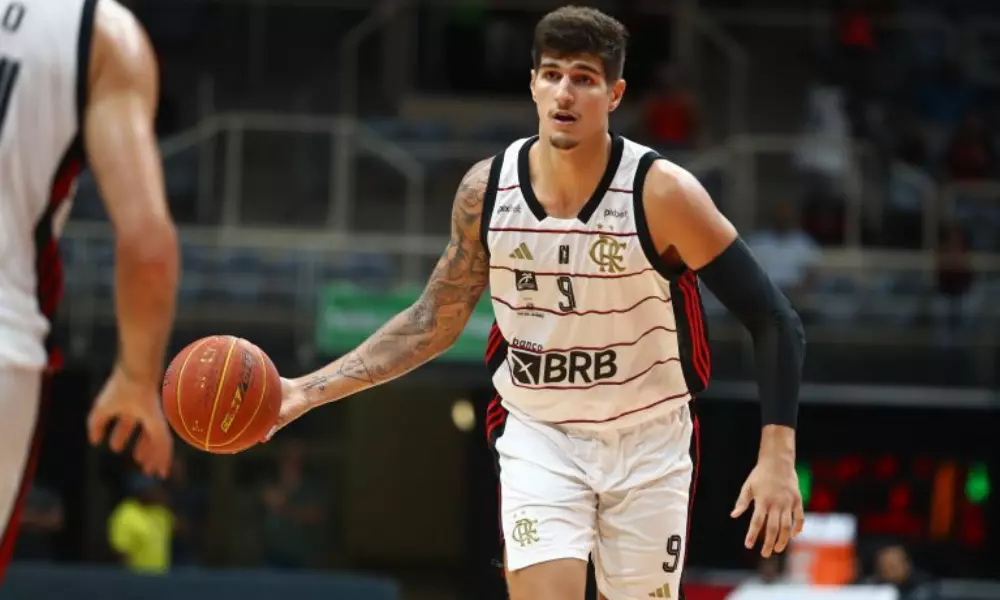 Gabriel Jaú, do Flamengo, conduz a bola no jogo contra o São Paulo no NBB