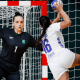 Gabi Moreschi se prepara para defender arremesso em jogo da seleção brasileira de handebol