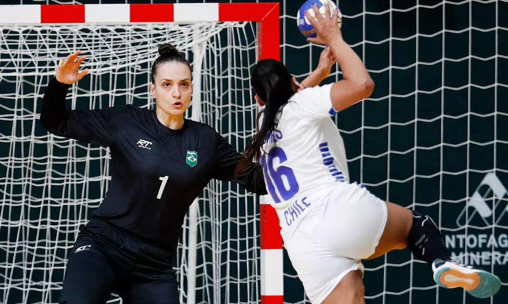 Gabi Moreschi se prepara para defender arremesso em jogo da seleção brasileira de handebol