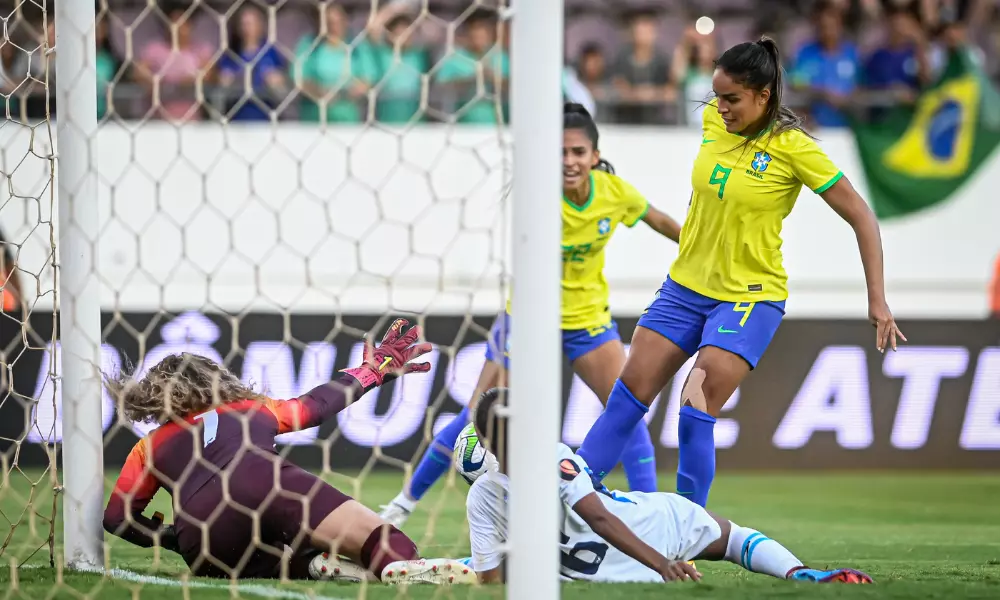 Seleção feminina em ação- Gabi Nunes pega o rebote para fazer o gol