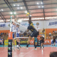 Jogador do Guarulhos ataca contra o bloqueio do Monte Carmelo em jogo da Superliga Masculina de vôlei