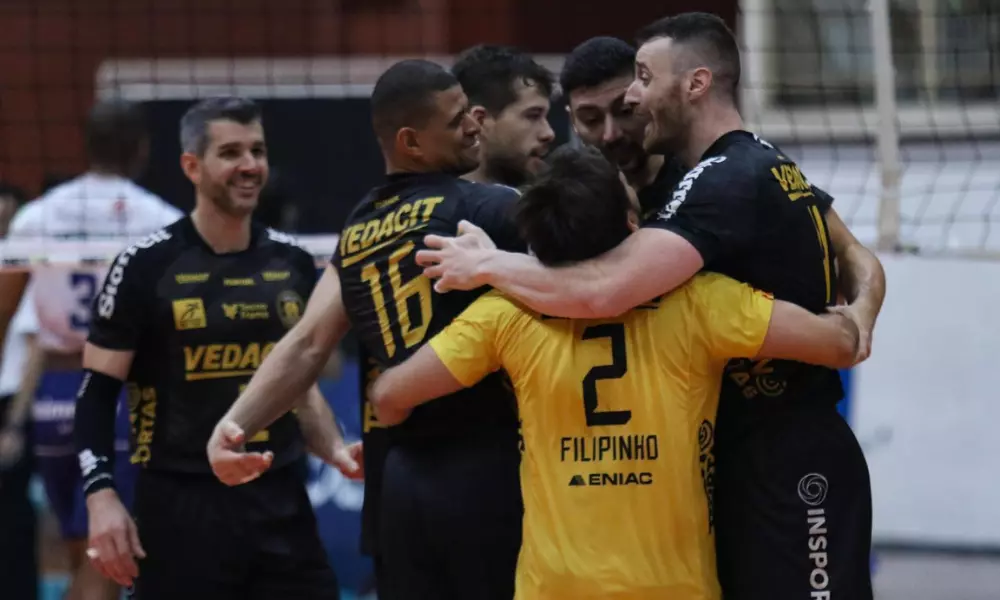 Jogadores do Vedacit Guarulhos comemoram vitória sobre o Minas na Superliga tabela paulista de vôlei masculino