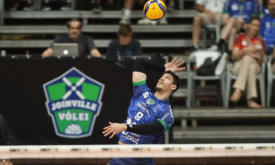 Honorato ataca bola no saque no jogo entre Joinville e Blumenau na Superliga MASCULINA DE VÔLEI