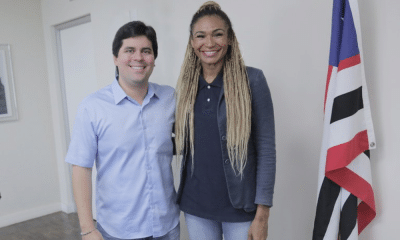Iziane Marques e André Fufuca posam para foto no Ministério do Esporte