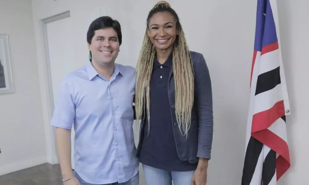 Iziane Marques e André Fufuca posam para foto no Ministério do Esporte