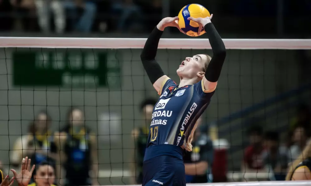 Jenna Gray faz levantamento em jogo do Minas. Ela não poderá competir no Mundial de clubes de vôlei feminino