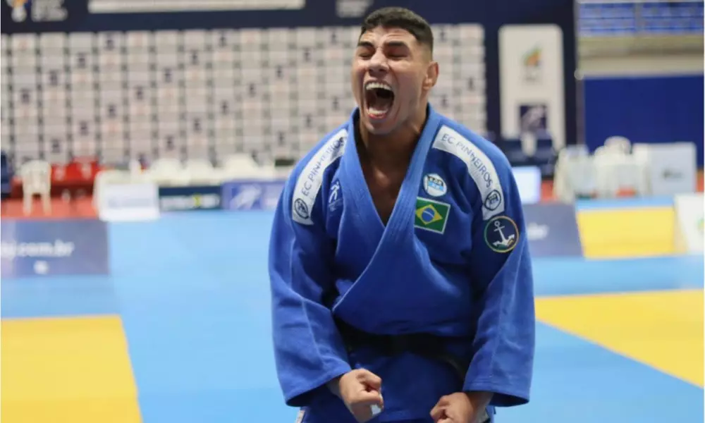 Giovanni Ferreira (Pinheiros) comemora o ouro no Troféu Brasil de judô