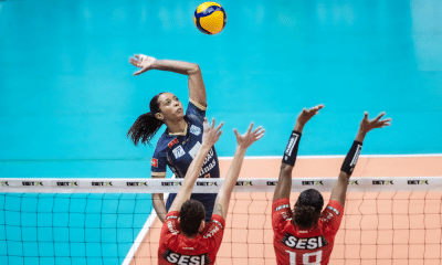 Kisy, do Minas, ataca por cima do bloqueio do Sesi Bauru em jogo da Superliga Feminina de vôlei