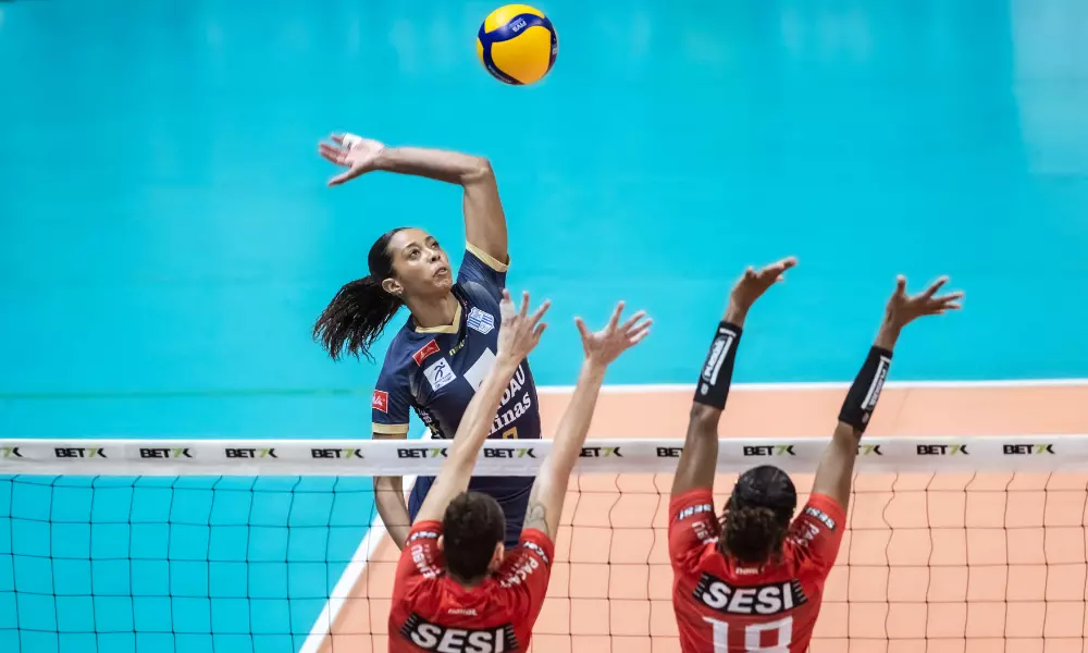 Kisy, do Minas, ataca por cima do bloqueio do Sesi Bauru em jogo da Superliga Feminina de vôlei