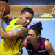 Lays, do Santo André, carrega a bola marcada por atleta do Unimed Campinas. Equipe irá jogar contra Sesi Araraquara na final do Paulista de basquete feminino