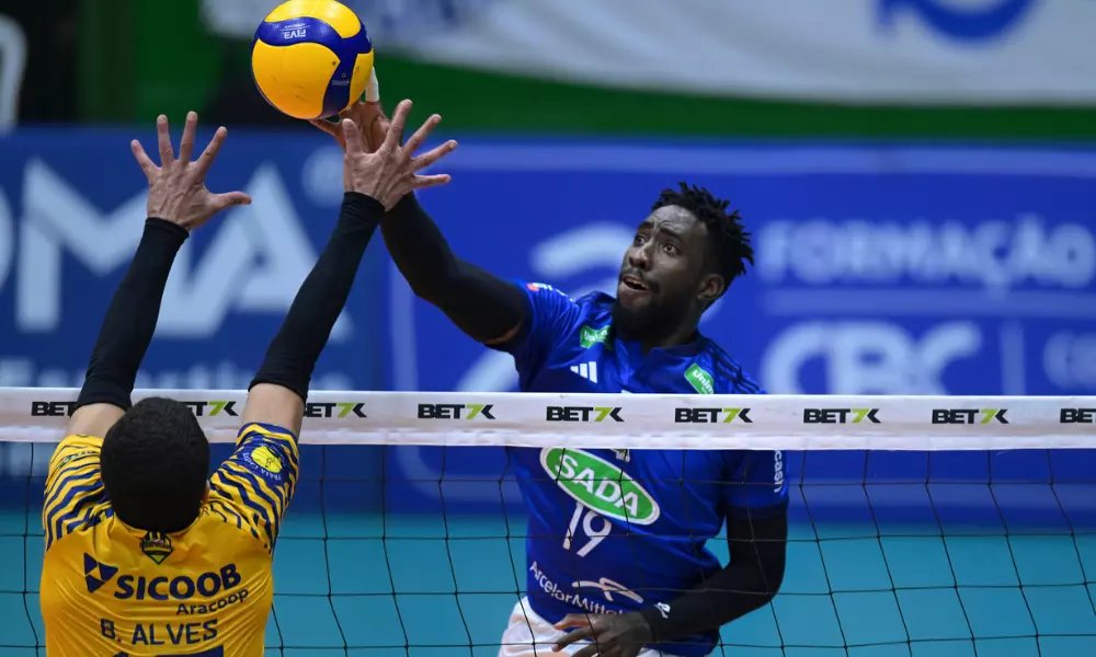 López, do Sada Cruzeiro, ataca contra o bloqueio simples do Araguari em jogo da Superliga Masculina