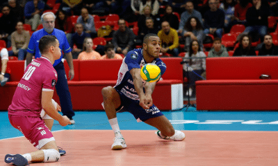 Lucarelli, do Piacenza, faz passe de manchete em jogo da Champions League de vôlei masculino