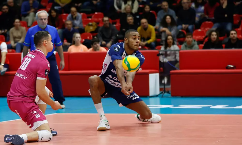 Lucarelli, do Piacenza, faz passe de manchete em jogo da Champions League de vôlei masculino