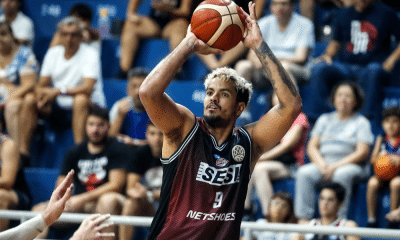 Lucas Dias, do Sesi Franca, faz arremesso em jogo contra o Obras Sanitárias na BCLA