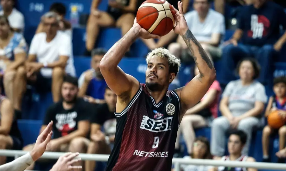 Lucas Dias, do Sesi Franca, faz arremesso em jogo contra o Obras Sanitárias na BCLA