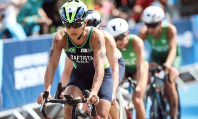 Luisa Baptista pedala em prova de triatlo