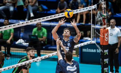 Levantador Murilo, do Minas, levanta a bola de toque em jogo contra o Montes Claros América na Superliga Masculina de vôlei