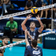 Levantador Murilo, do Minas, levanta a bola de toque em jogo contra o Montes Claros América na Superliga Masculina de vôlei