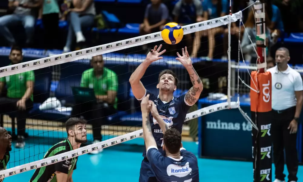 Levantador Murilo, do Minas, levanta a bola de toque em jogo contra o Montes Claros América na Superliga Masculina de vôlei