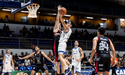 Jogador do Pato Basquete tenta bloquear arremesso do Minas em jogo do NBB