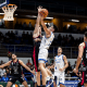 Jogador do Pato Basquete tenta bloquear arremesso do Minas em jogo do NBB
