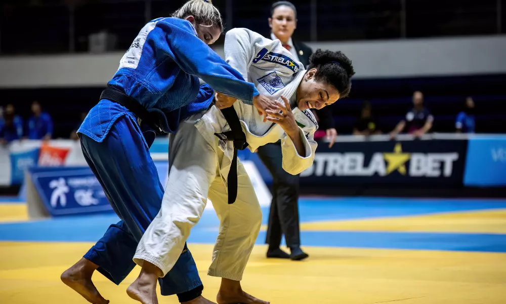 Shirlen Nascimento, do Minas, projeta Larissa Pimenta, do Pinheiros, no Grand Prix Nacional de judô