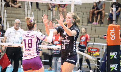Jogadoras do Osasco comemoram ponto contra São Caetano em jogo da Superliga Feminina