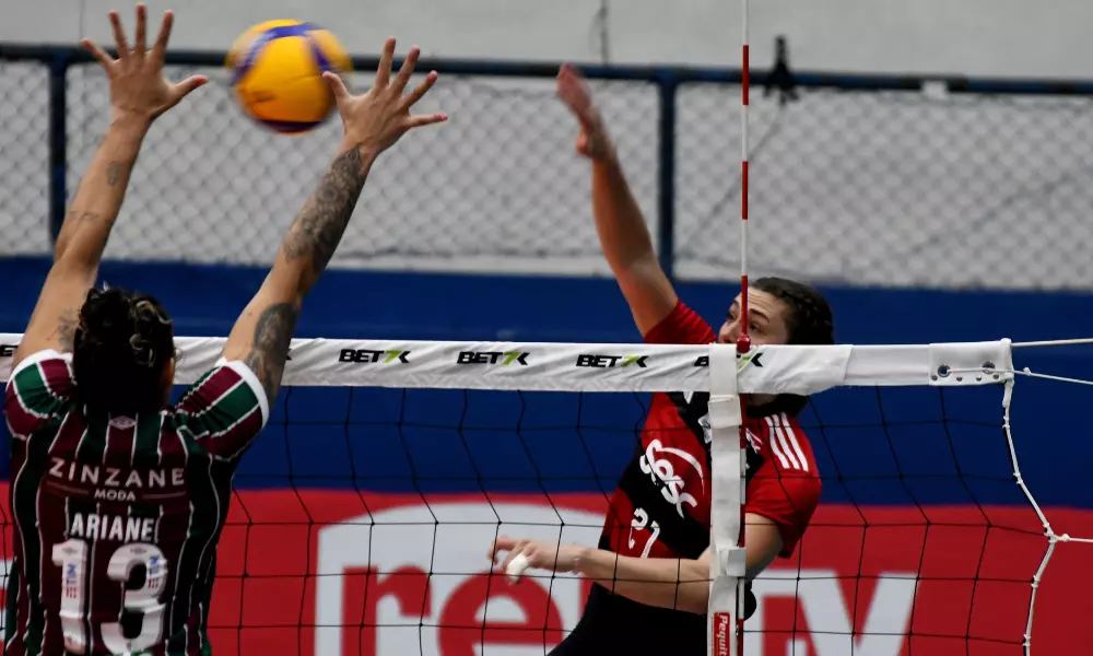 Roni, do Sesc Flamengo, ataca sobre o bloqueio do Fluminense em clássico na Superliga Feminina de vôlei