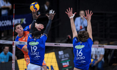 Felipe Roque, do São José, ataca contra o bloqueio do Sada Cruzeiro. Equipes lideram a Superliga Masculina de vôlei