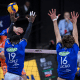 Felipe Roque, do São José, ataca contra o bloqueio do Sada Cruzeiro. Equipes lideram a Superliga Masculina de vôlei