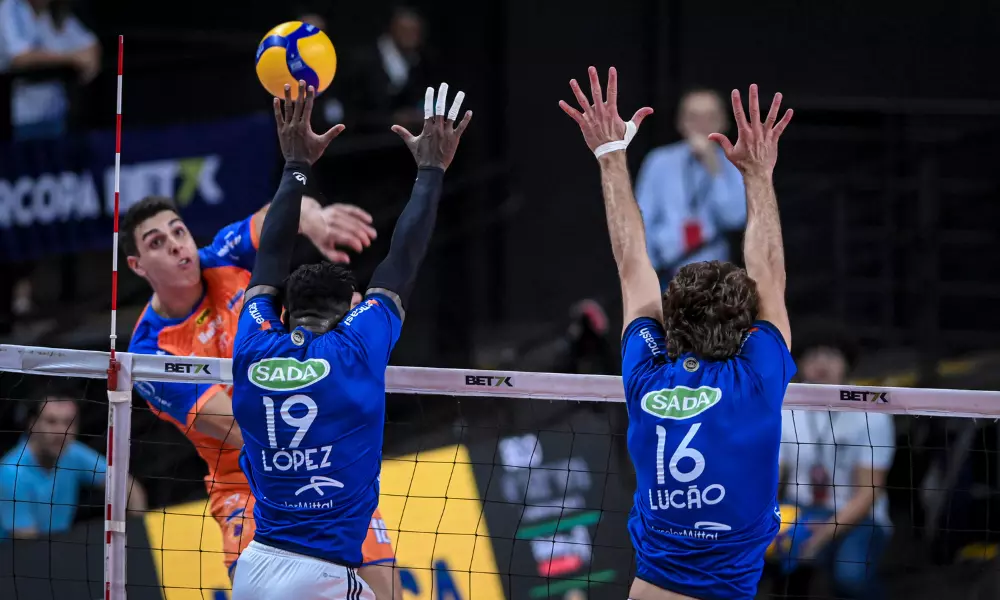 Felipe Roque, do São José, ataca contra o bloqueio do Sada Cruzeiro. Equipes lideram a Superliga Masculina de vôlei