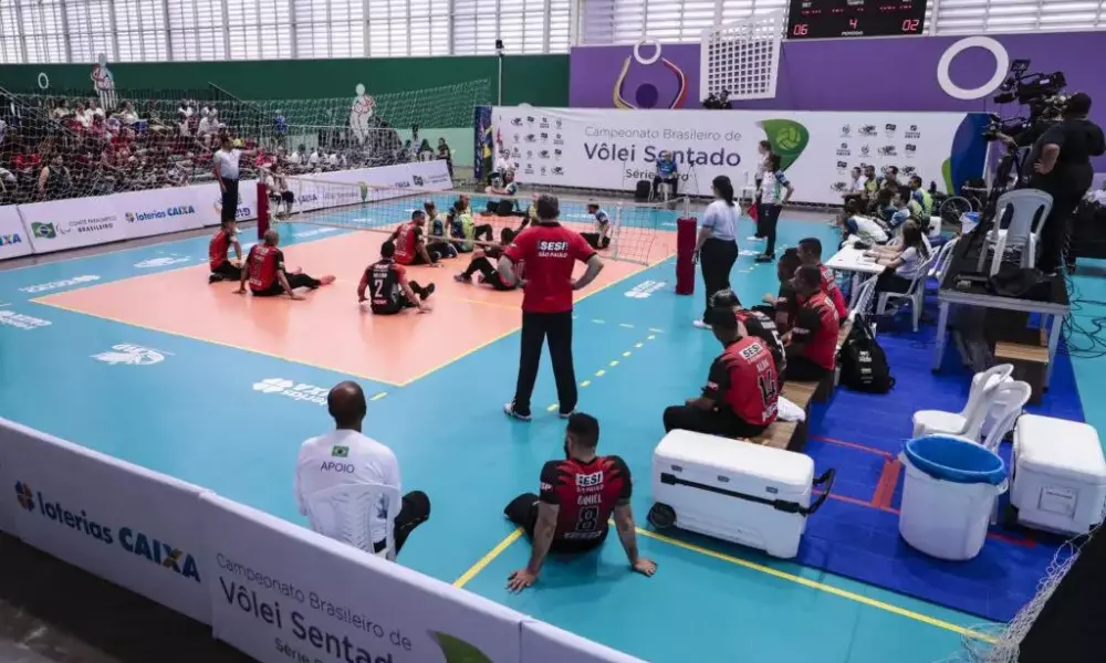 Time do Sesi em ação no Brasileiro de vôlei sentado. Equipe enfrenta o Paulistano na final