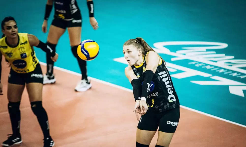 Sofia Kuznetsova, do Praia Clube, faz uma manchete em jogo contra o Pinheiros na Superliga Feminina de vôlei Maringá