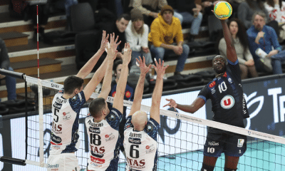 Aboubacar, do Tours, ataca bola contra o bloqueio do Trentino em jogo da Champions League de vôlei masculino