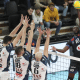 Aboubacar, do Tours, ataca bola contra o bloqueio do Trentino em jogo da Champions League de vôlei masculino