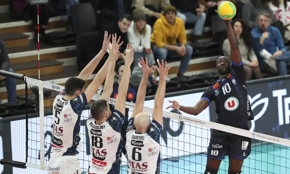 Aboubacar, do Tours, ataca bola contra o bloqueio do Trentino em jogo da Champions League de vôlei masculino