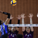 Valdez, do Pinheiros, ataca a bola sobre o bloqueio triplo do Bluvôlei em jogo da Superliga Feminina de vôlei